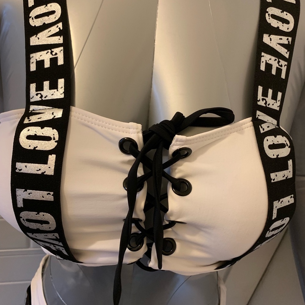 Bikini - Picture 2 of 8